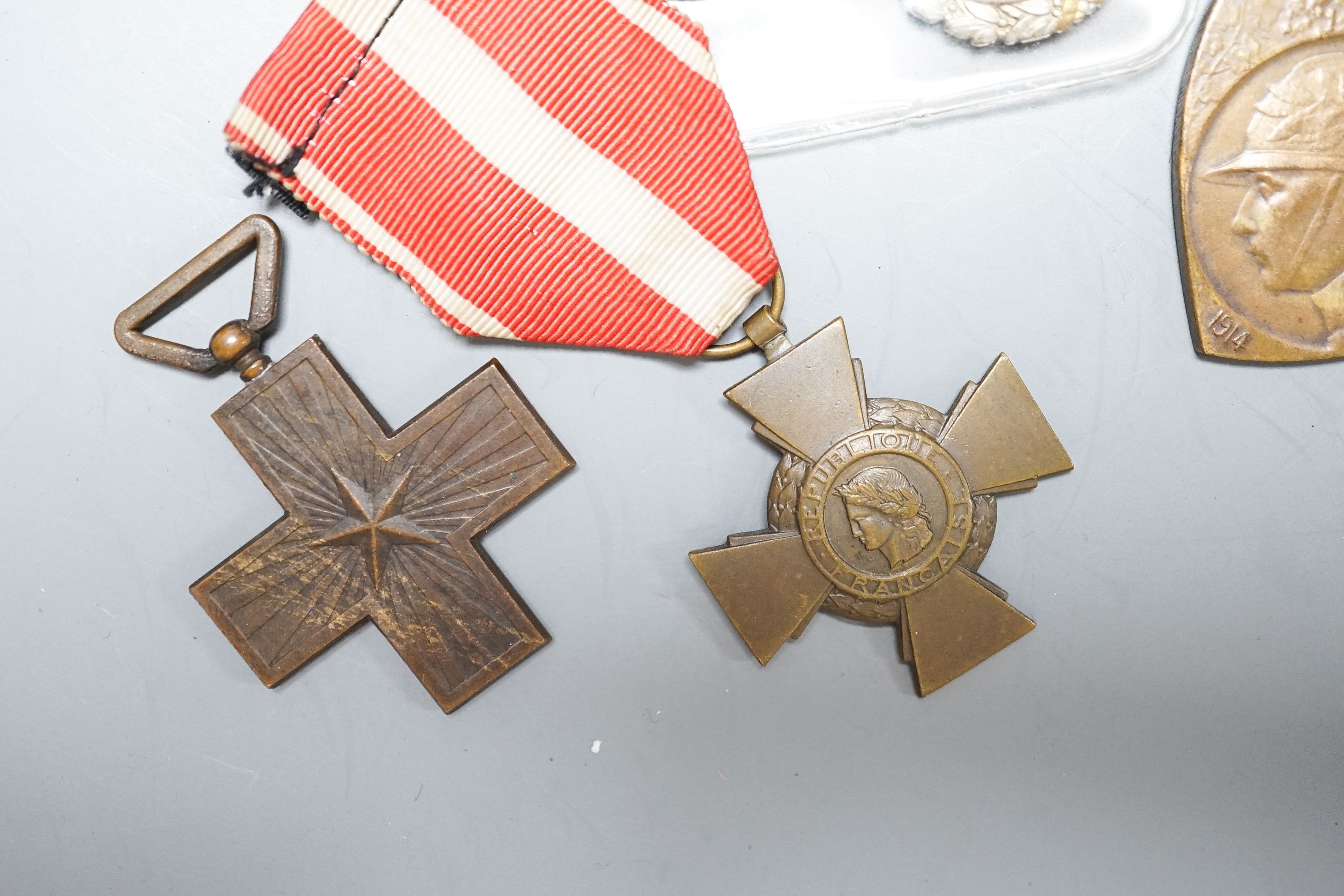 France and Belgium medals and orders - French Medaille Militaire, Croix du Combattant, Services Militaires Volontaires, Algerie commemorative medaille, two miniatures and a Belgian WWI commemorative medaille and Queen to